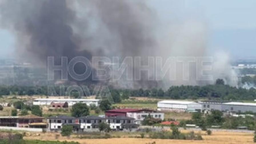 Огромен пожар гори край Околовръстното шосе в Пловдив (ВИДЕО)