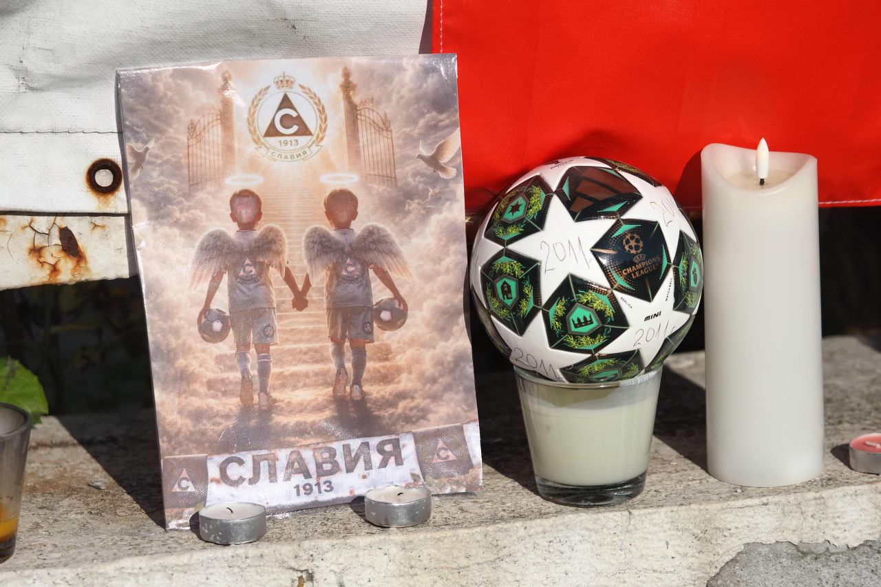„Славия“ потъна в скръб: Изпратиха загиналите в тежката катастрофа на „Тракия“ Мишо и баща му