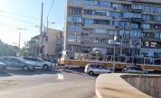 Трамвай аварира пред румънското посолство в София
