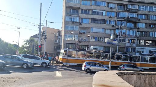 Трамвай аварира пред румънското посолство в София