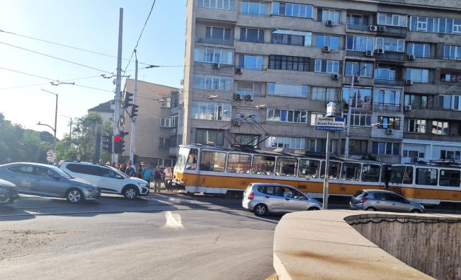 Трамвай аварира пред румънското посолство в София