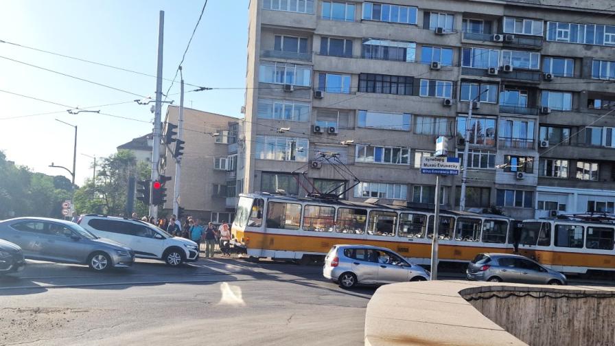 Трамвай аварира пред румънското посолство в София