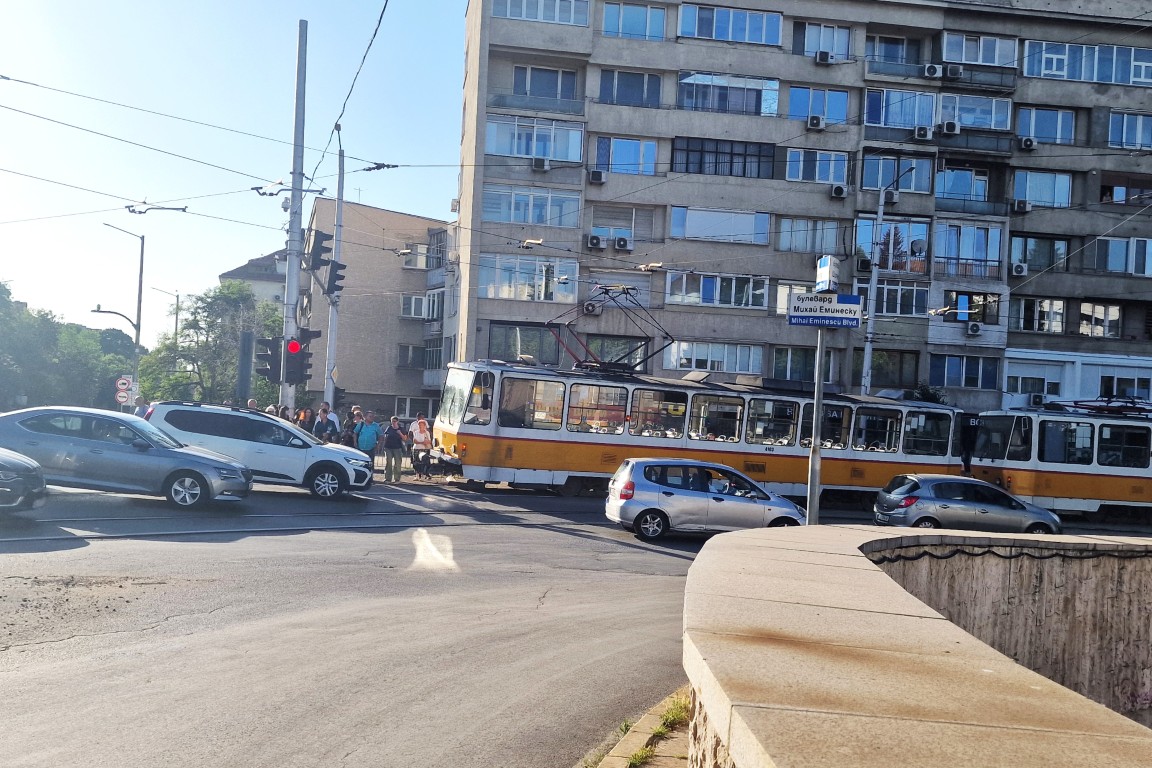 Трамвай аварира пред румънското посолство в София