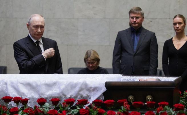 Путин се сбогува с бившия министър на отбраната Сергей Иванов на траурна церемония в Москва
