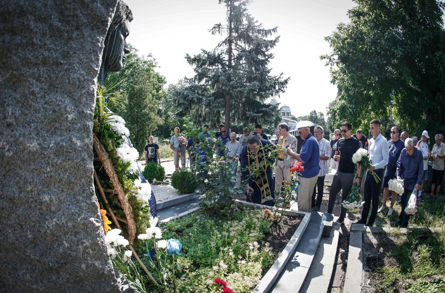 Поднасяне на венци и цветя в памет на Георги Аспарухов1
