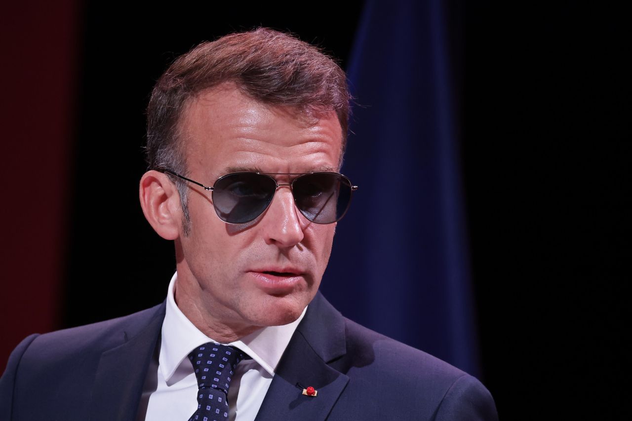 <p>Макрон се появи отново със, станалите вече емблематични, слънчеви авиаторски очила на стълбите на Елисейския дворец, докато посрещаше султана на Оман &ndash; Хайтам бин Тарик. Той беше с тях и когато със съпругата си Бриджит посрещнаха кралското семейство на Тайланд в Париж.</p>