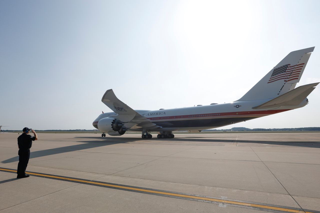 <p>Новият президентски самолет Боинг 747-8, получен като подарък от Катар, впечатлява с луксозен интериор със златни детайли, масажни седалки и най-модерна техника.</p>