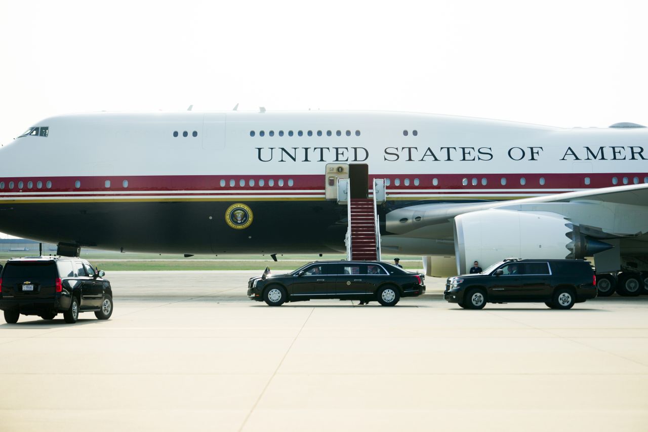 <p>Новият президентски самолет Боинг 747-8, получен като подарък от Катар, впечатлява с луксозен интериор със златни детайли, масажни седалки и най-модерна техника.</p>