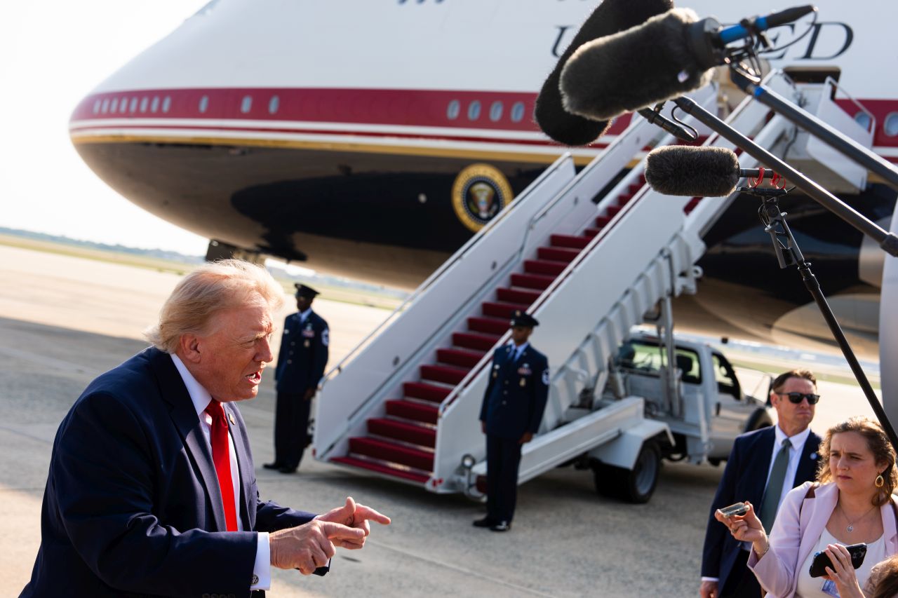 <p>Новият президентски самолет Боинг 747-8, получен като подарък от Катар, впечатлява с луксозен интериор със златни детайли, масажни седалки и най-модерна техника.</p>