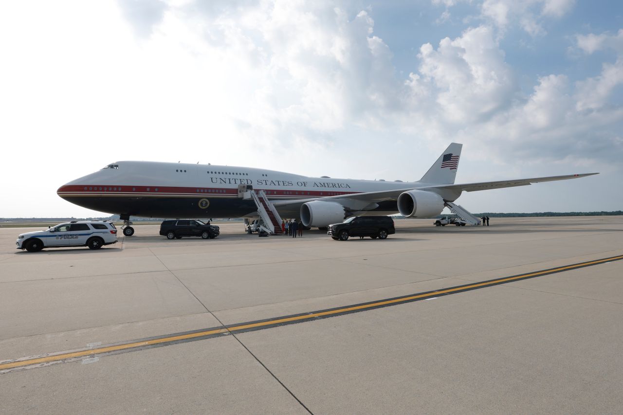 <p>Новият президентски самолет Боинг 747-8, получен като подарък от Катар, впечатлява с луксозен интериор със златни детайли, масажни седалки и най-модерна техника.</p>
