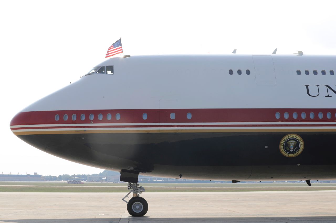 <p>Новият президентски самолет Боинг 747-8, получен като подарък от Катар, впечатлява с луксозен интериор със златни детайли, масажни седалки и най-модерна техника.</p>