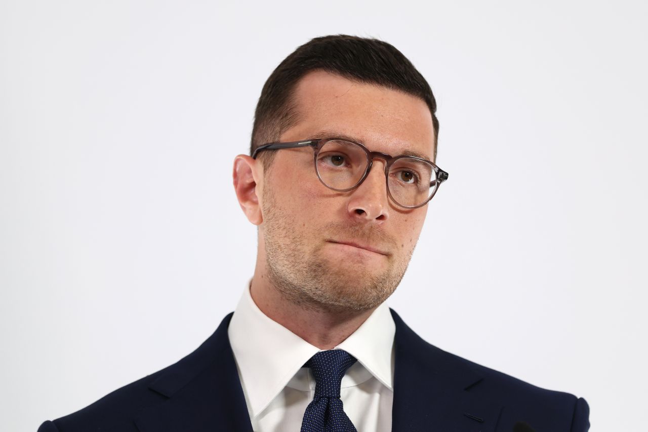 <p>30-годишният лидер на &bdquo;Национален сбор&ldquo; се превърна в новото лице на френската десница и основен претендент за властта в Париж.</p>