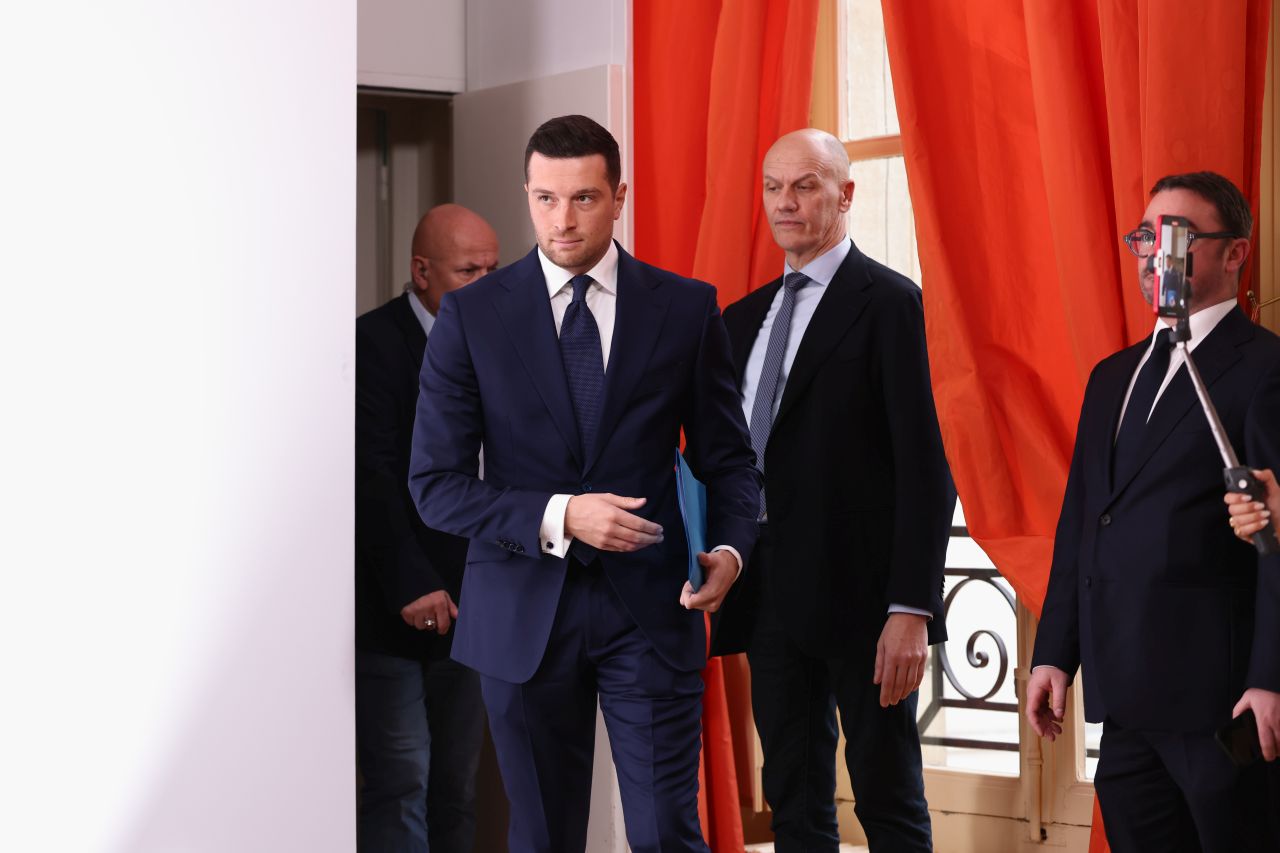 <p>30-годишният лидер на &bdquo;Национален сбор&ldquo; се превърна в новото лице на френската десница и основен претендент за властта в Париж.</p>