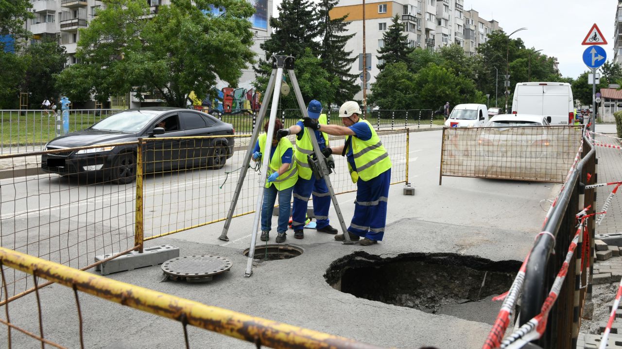 <p>Пропадна участък от пътното платно на кръстовището на бул. &bdquo;Александър Малинов&ldquo; и ул. &bdquo;Св. Киприян&ldquo; в столичния квартал &bdquo;Младост&ldquo;</p>
