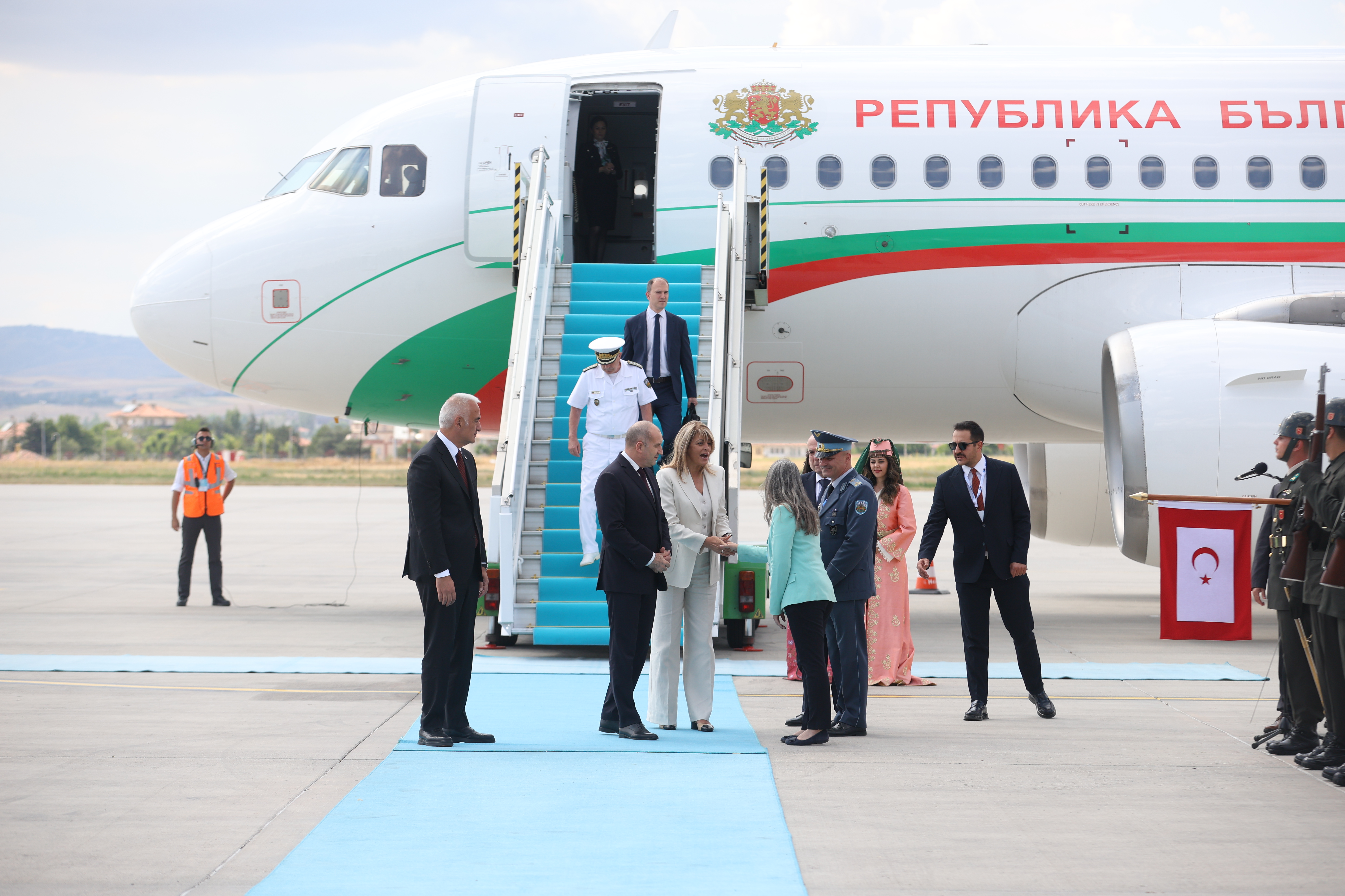 <p>Десислава Радева впечатли с бял костюм в Турция.</p>