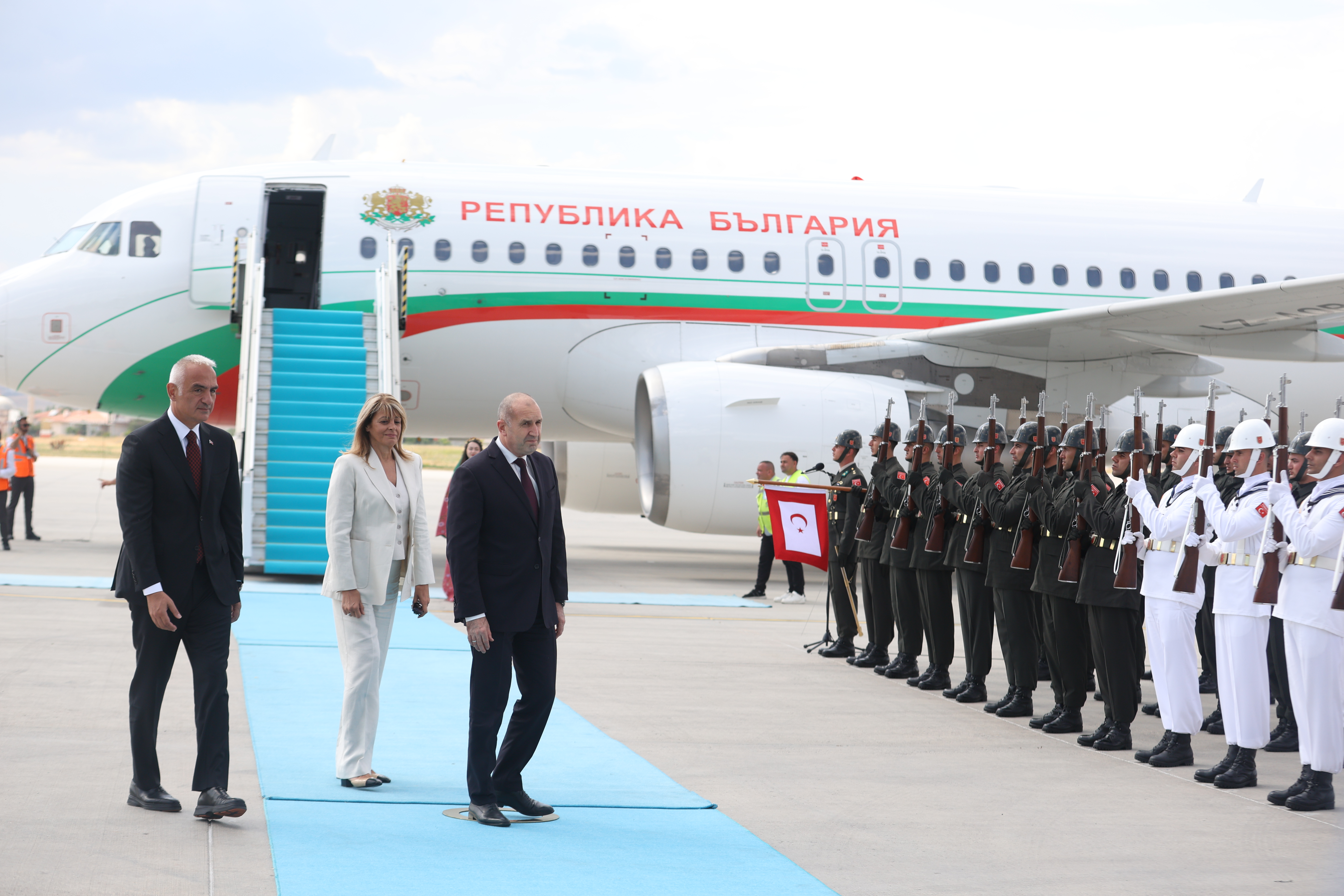 <p>Десислава Радева впечатли с бял костюм в Турция.</p>