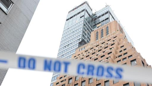 Снимки от хаоса в Манхатън: Опасният небостъргач остави стотици на улицата