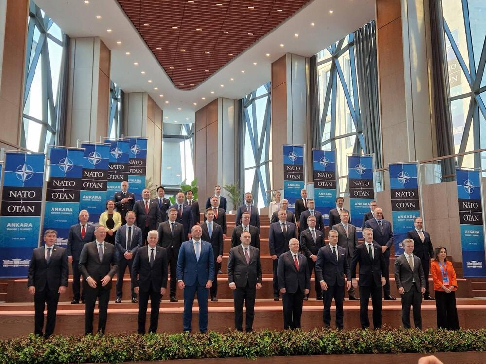 България подкрепя трансформацията на НАТО и по-големите инвестиции в отбраната