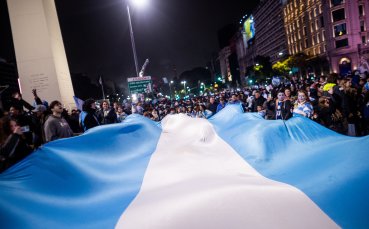 ВИДЕО: Масови безредици преди Англия – Аржентина, фенове се сбиха