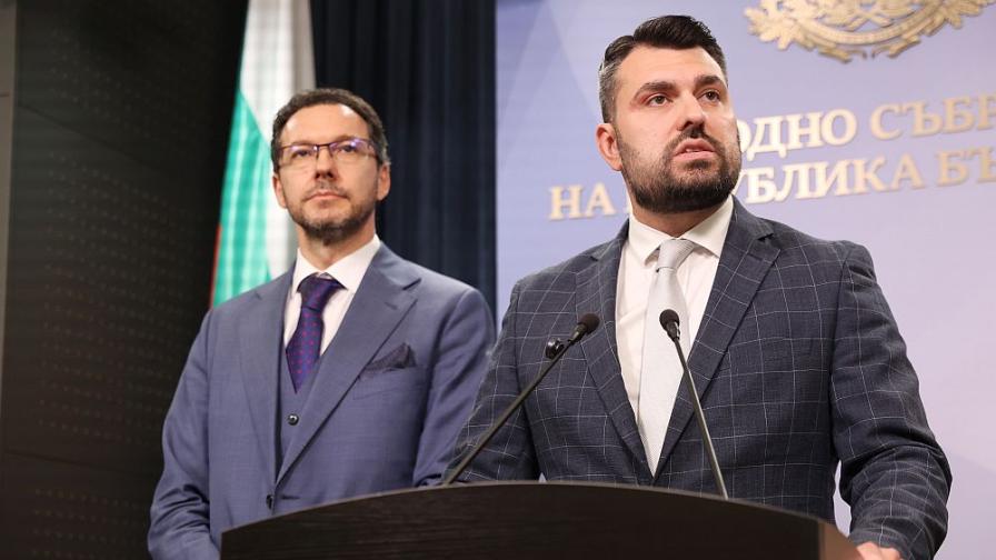Народни представители от ПП ГЕРБ дават изявление пред медиите в Народното Събрание. На снимката (от ляво надясно): Даниел Митов, Георг Георгиев