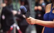 Кошмар в ефир: Хлебарка кацна върху журналистка по време на живо излъчване (ВИДЕО)