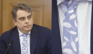 Асен Василев привлече вниманието с необичайна вратовръзка по време на дебатите за бюджета