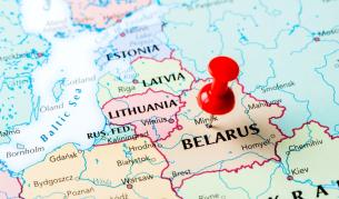 <p>Тръмп с нов ход в Европа: Защо САЩ смекчават натиска върху Беларус, докато ЕС се барикадира?</p>
