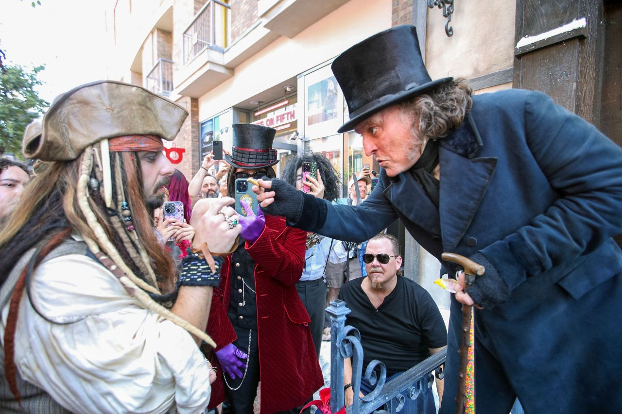 <p>Джони Деп смая феновете, появявайки се в четвъртък на Comic-Con в Сан Диего, дегизиран като Ебенезър Скрудж. Ролята му във филма &bdquo;Ебенезър: Коледна песен&ldquo; е завръщането на Деп към заглавията от гигантите в Холивуд.</p>