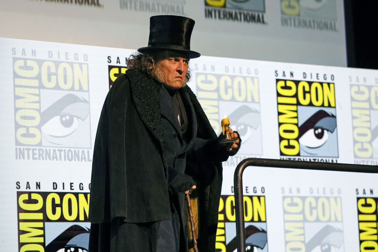 <p>Джони Деп смая феновете, появявайки се в четвъртък на Comic-Con в Сан Диего, дегизиран като Ебенезър Скрудж. Ролята му във филма &bdquo;Ебенезър: Коледна песен&ldquo; е завръщането на Деп към заглавията от гигантите в Холивуд.</p>