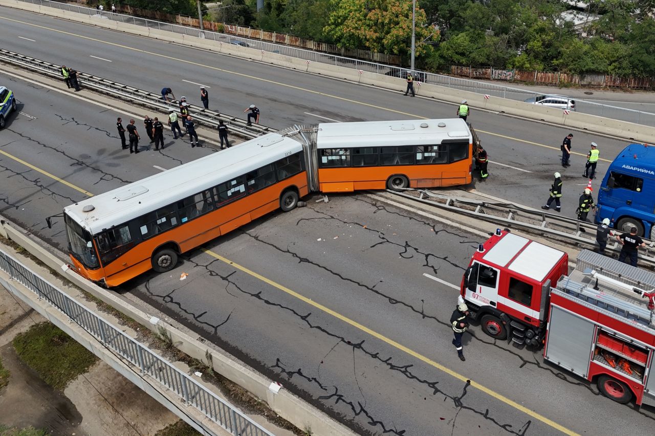 <p>Автобус на столичния градски транспорт, пътуващ в посока Орлов мост, катастрофира на булевард &bdquo;Цариградско шосе&ldquo;, след като се удари в разделителната мантинела и я скъса.</p>