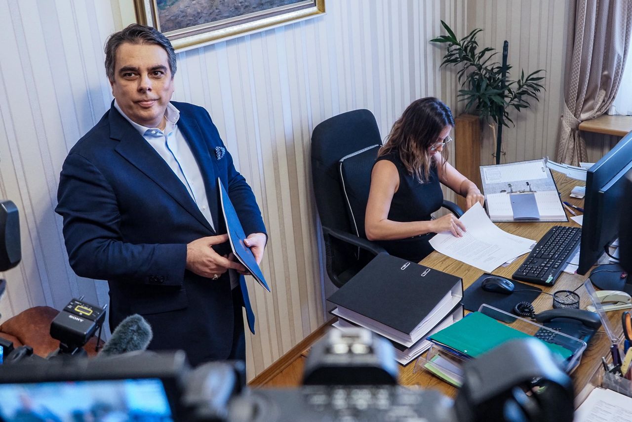 <p>Лидерът на &bdquo;Продължаваме промяната&ldquo; Асен Василев и председателят на ПГ на ПП акад. Николай Денков връчиха на президента Илияна Йотова петиция, с която я призоваха да наложи вето на Закона за държавния бюджет за 2026 г.</p>
