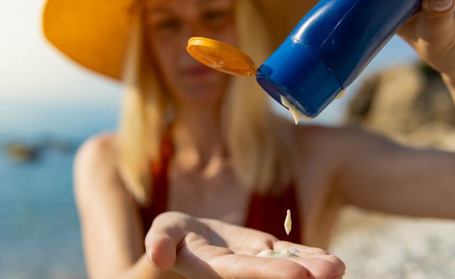 При четири от десетте лабораторно изпитани продукта е измерен фактор SPF 2 или по-нисък, въпреки че върху опаковките е обещана значително по-висока защита.