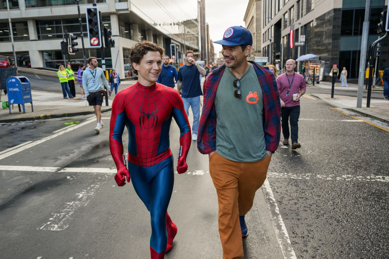 <p>Новият филм от поредицата на Marvel връща Питър Паркър обратно на улиците на Ню Йорк след събитията от &bdquo;Без път към дома&ldquo;. Разгледайте ексклузивните кадри от &bdquo;Спайдър-Мен: Нов ден&ldquo;, които загатват за по-зрялата атмосфера, драматичните обрати в живота на героя и зрелищните актьорски превъплъщения, оценени от критиката като най-доброто за Човека-паяк от десетилетия насам.</p>
