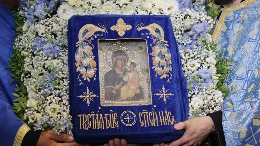 Патриарх Даниил посрещна чудотворната Хавайска икона на Света Богородица в България