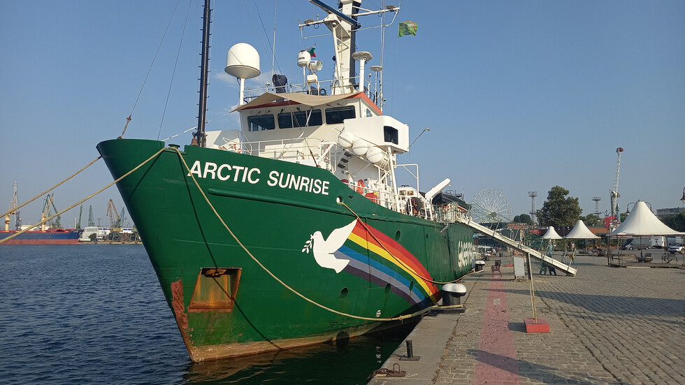 Легендарният Arctic Sunrise на „Грийнпийс“ акостира във Варна: Ето кога може да го посетите