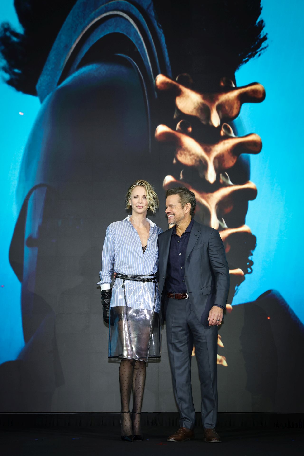 <p>Шарлиз Терон зашемети публиката в Сеул с провокативна визия на Tom Ford, вдъхновена от героинята ѝ Калипсо в епоса &bdquo;Одисея&ldquo;.</p>