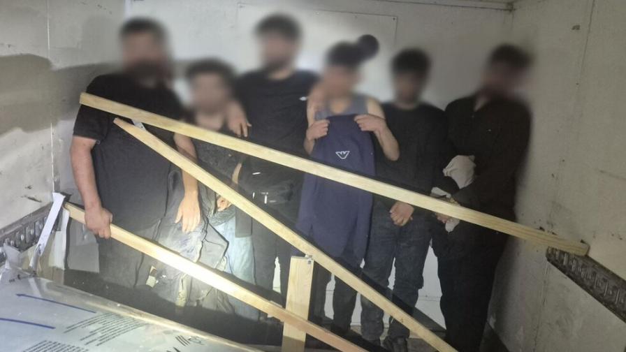 Заловиха осем мигранти, укрити в тайник на микробус на българо-гръцката граница