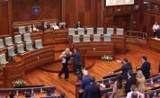 „Срам, срам!“: Опозиционна депутатка замери с яйца премиера на Косово