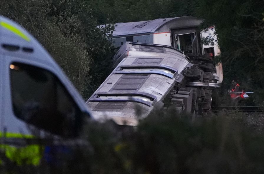 Влак дерайлира във Великобритания: 11 души са ранени, двама от които тежко