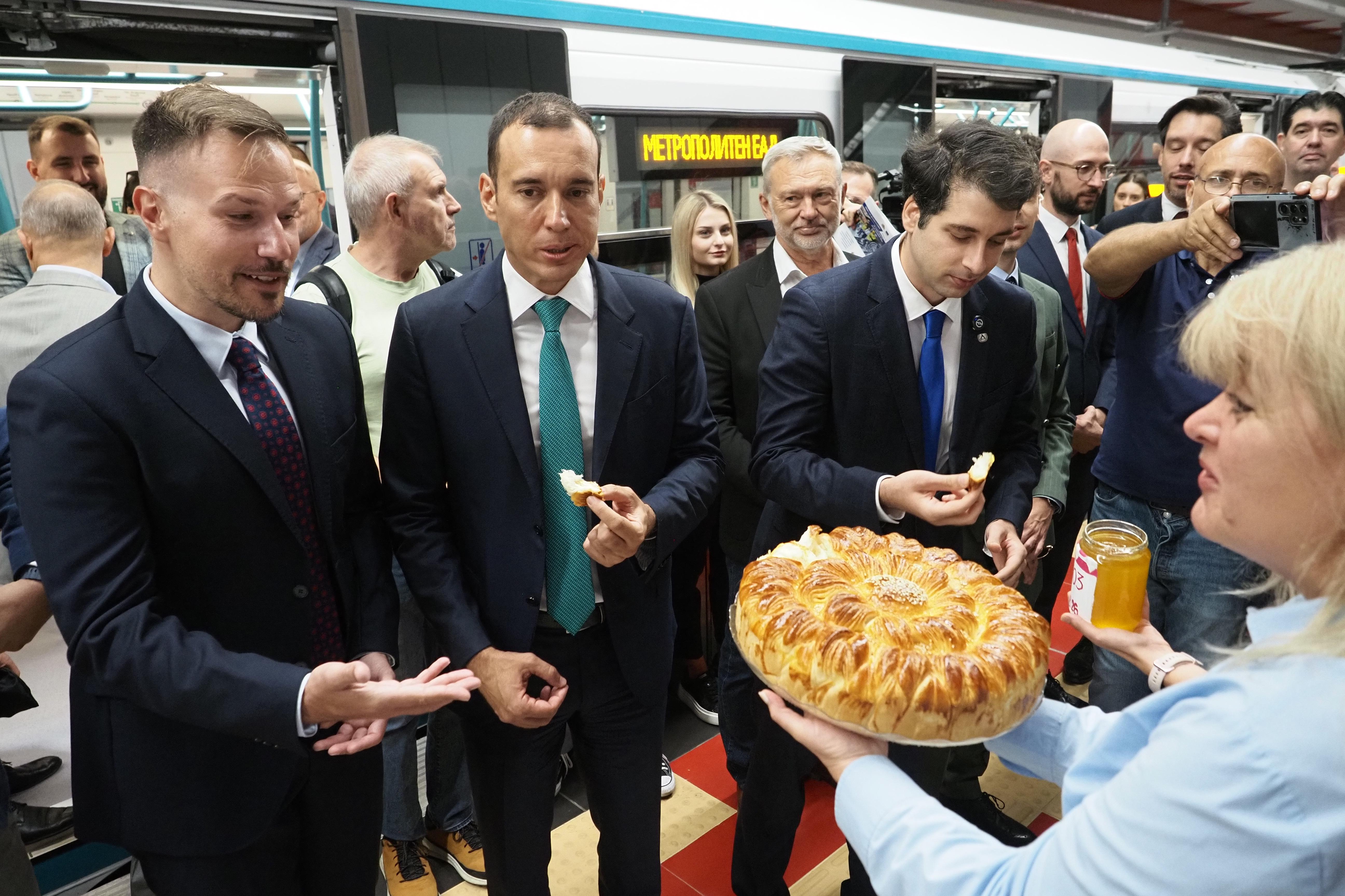 <p>Софийското метро се разширява с още близо 3 километра. От днес, 14 август, влаковете по линия 3 вече превозват пътници по новия участък от станция &bdquo;Хаджи Димитър&ldquo; до кв. &bdquo;Левски Г&ldquo;</p>