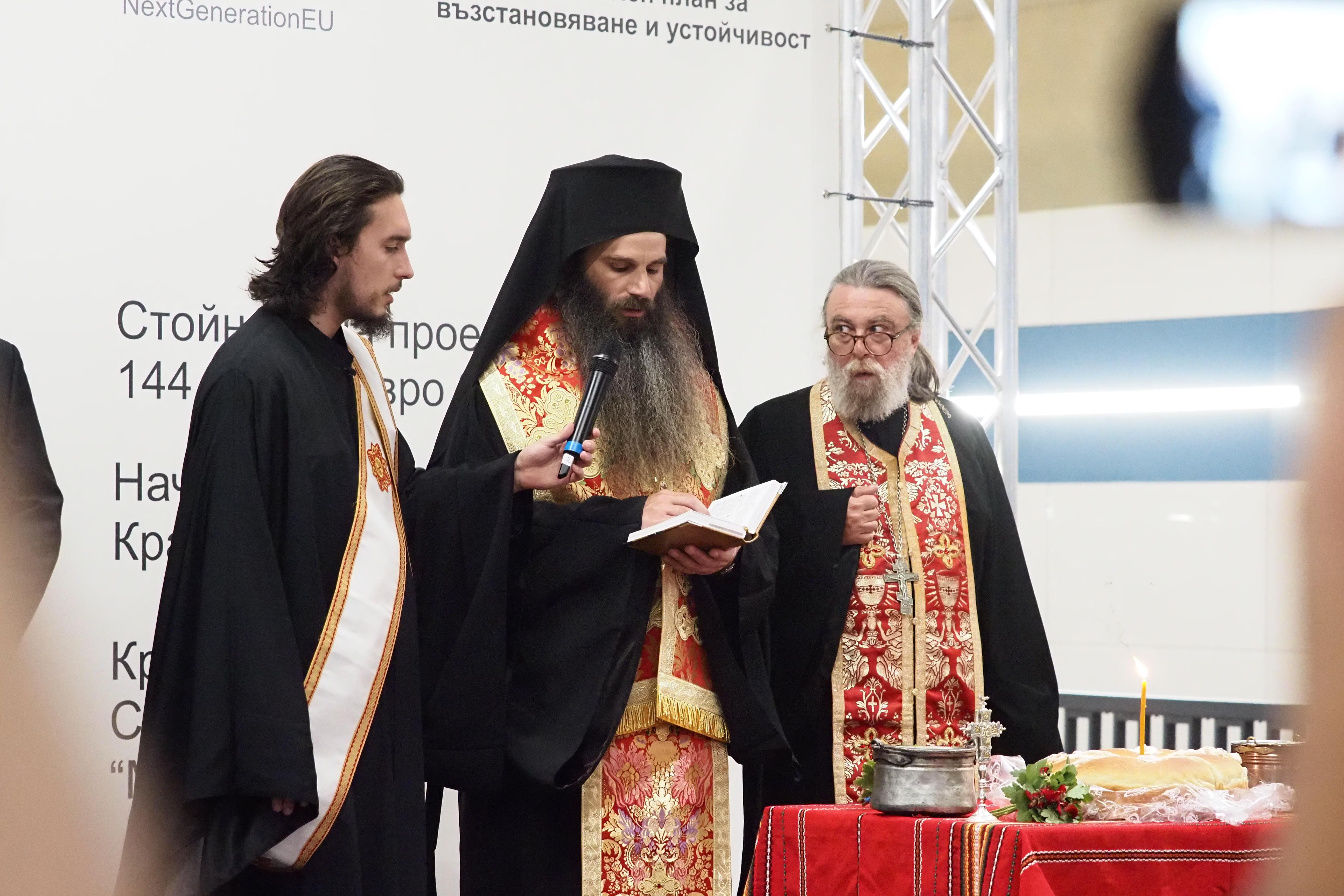 <p>Софийското метро се разширява с още близо 3 километра. От днес, 14 август, влаковете по линия 3 вече превозват пътници по новия участък от станция &bdquo;Хаджи Димитър&ldquo; до кв. &bdquo;Левски Г&ldquo;</p>