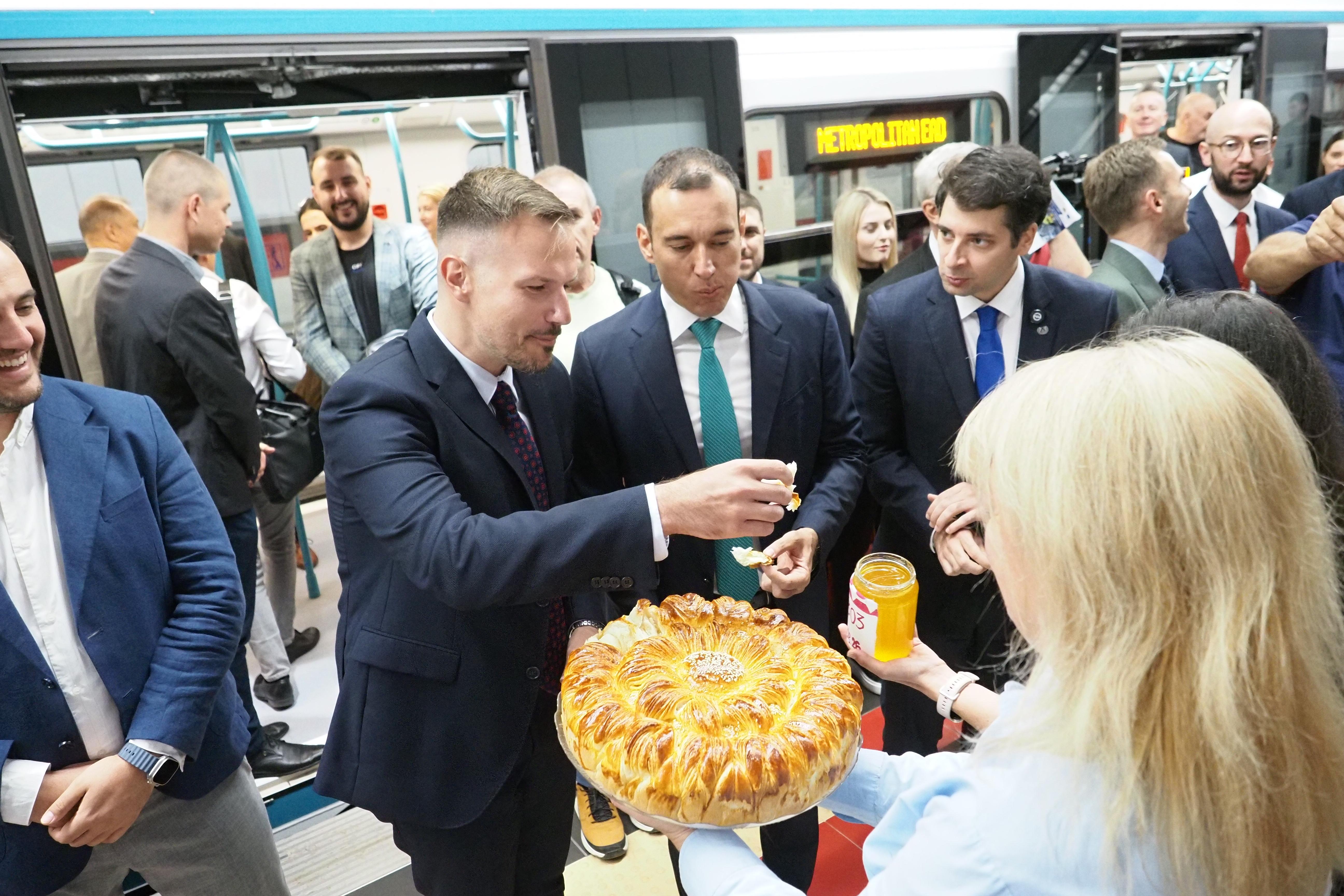 <p>Софийското метро се разширява с още близо 3 километра. От днес, 14 август, влаковете по линия 3 вече превозват пътници по новия участък от станция &bdquo;Хаджи Димитър&ldquo; до кв. &bdquo;Левски Г&ldquo;</p>