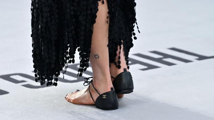 Боса, но по Chanel: Маргарет Куоли се появи...