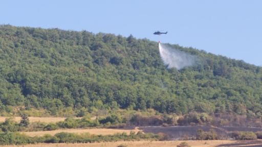 Военни и пожарникари борят два пожара край Котел, овладяха стихията до къщите в Градец