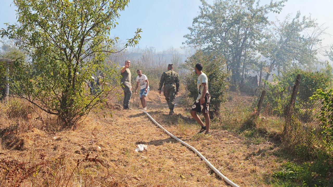 <p>Военнослужещи от Сухопътните войски, пожарникари, горски служители и доброволци продължават битката с огнения ад между котленските села Медвен и Градец. Докато екипите гасяха големия пожар от 20 август, нов пожар избухна от импровизирано сметище в края на село Градец, но бързата реакция на огнеборците предотврати навлизането на пламъците в дворовете на хората.</p>