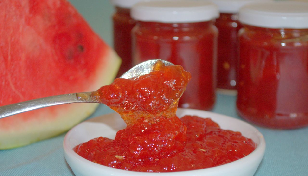 Вкусът на лятото в буркан: Как да си приготвим ароматен компот от диня за зимата