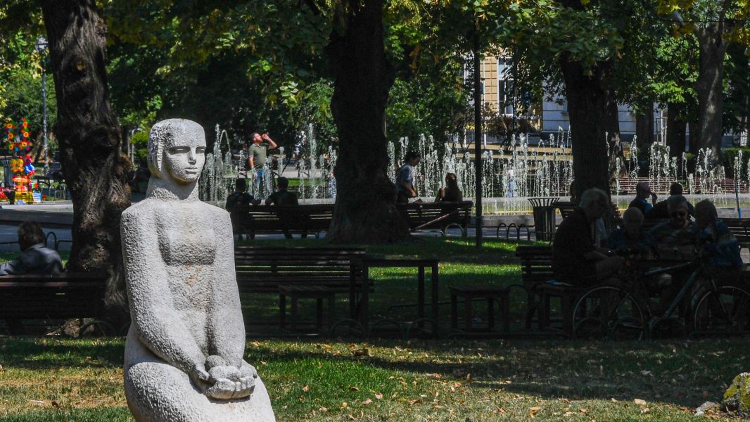<p>Жегата превърна центъра на София в истинска пещ в неделния ден. Снимки от улиците показват как високите температури и силното слънце правят разходката из града изпитание.</p>