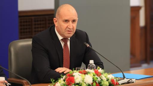 Радев: Държавният чадър на защита на тези хора пада