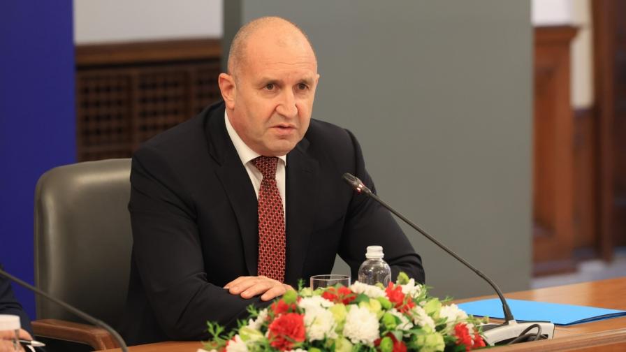 Радев: Държавният чадър на защита на тези хора пада