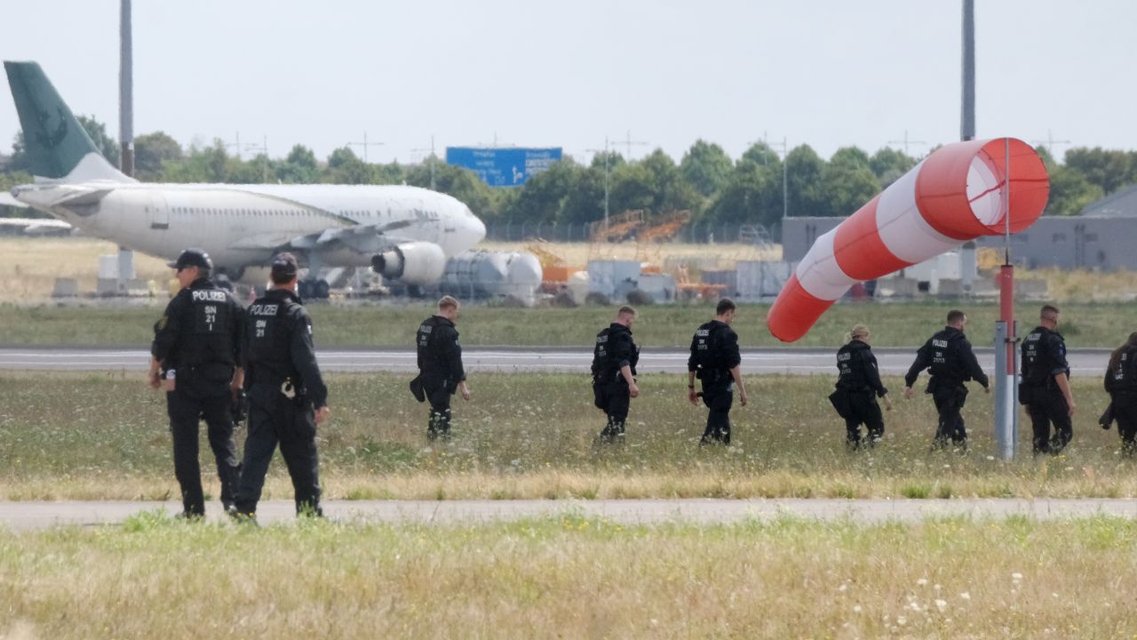 Напрежение в Германия: Откриха трети дрон с военен експлозив край летище Лайпциг